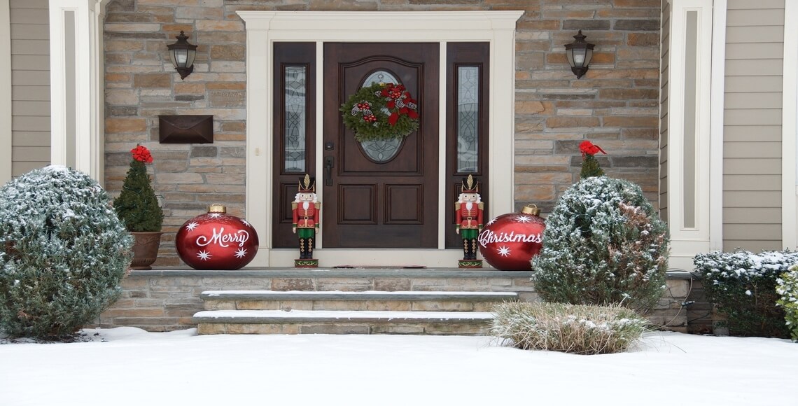 Addobbare la porta d'ingresso per Natale