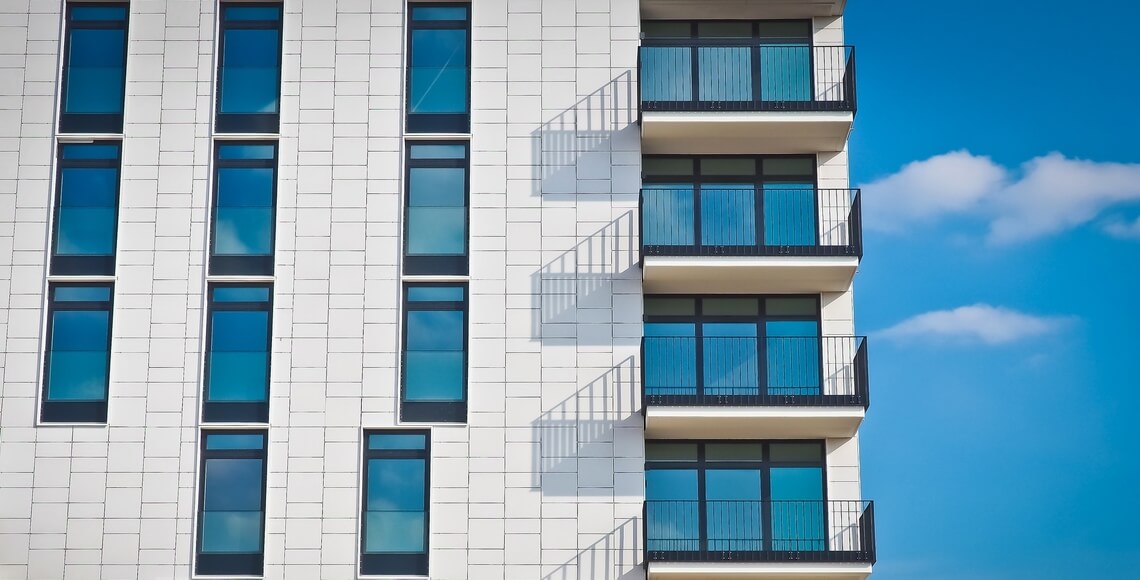 facciata-ventilata-edificio-bianco