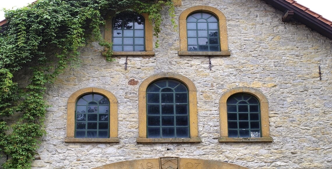 finestre centinate su facciata antica
