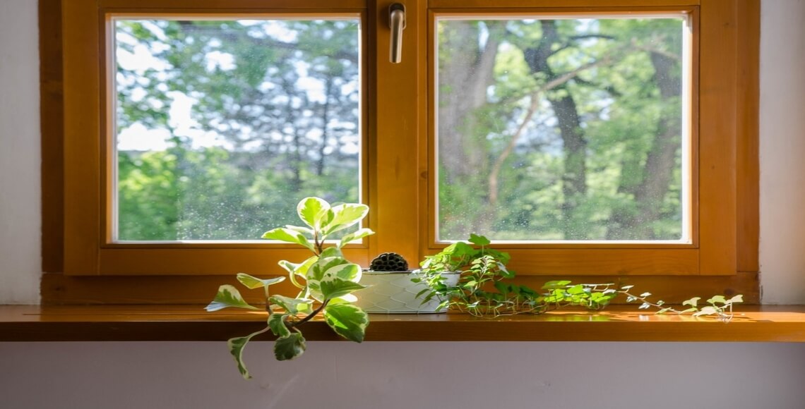 finestra in legno con coprifili