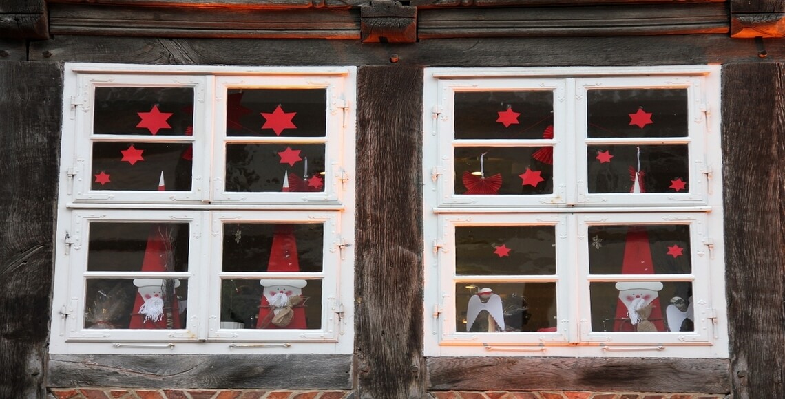 finestre natalizie con addobbi e decorazioni