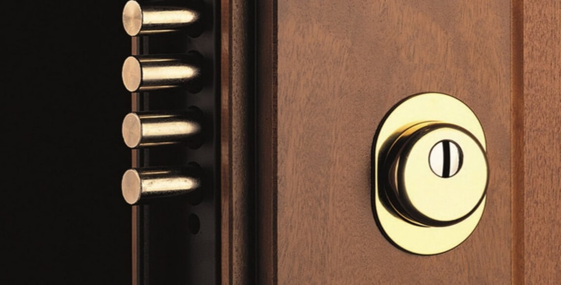 dettaglio di porta blindata con serratura europea con cilindro