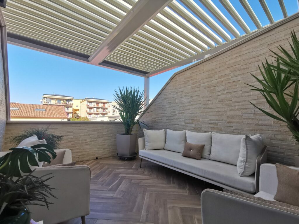 arredare outdoor: pergola bioclimatica terrazzo _ Coges Infissi