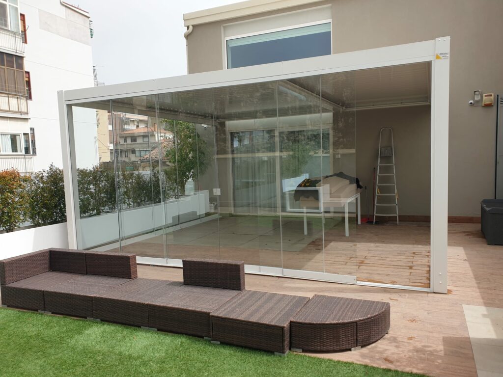 arredare outdoor con una pergola bioclimatica chiusa da sfruttare anche in inverno_ Coges Infissi