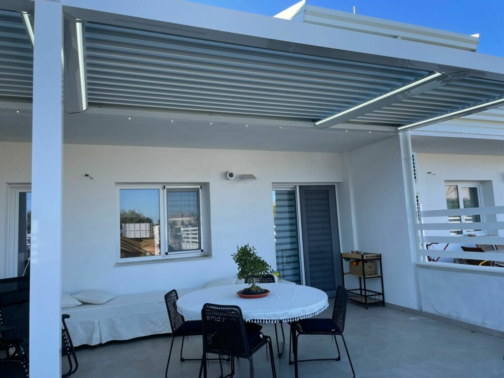 arredare outdoor: pergola su misura per spazio esterno terrazzo_ Coges Infissi