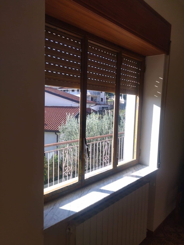 finestra a taglio termico vista dal lato