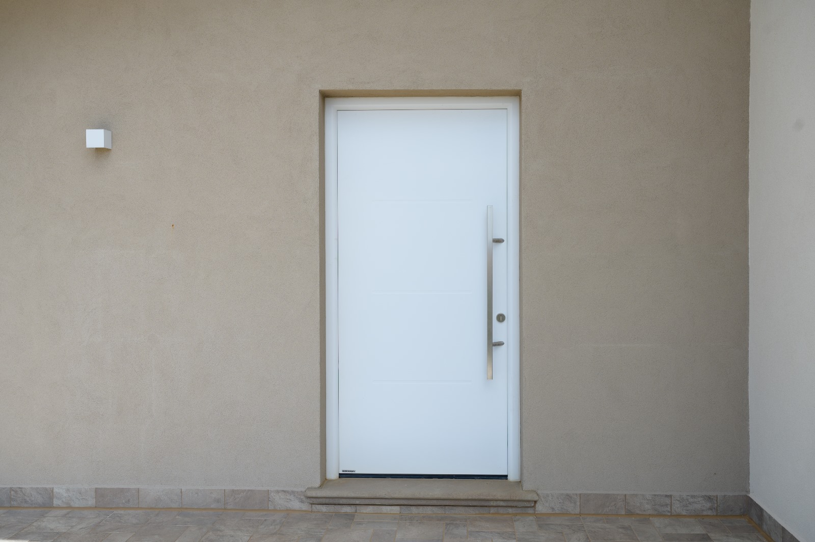 Porta d’ingresso Thermo65 e portone garage RenoMatic installati da Coges Infissi ad Acri (CS)